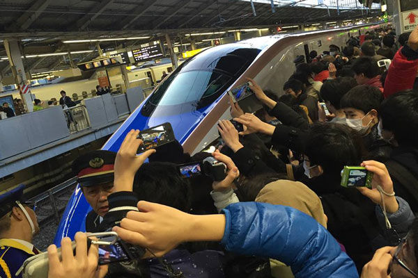 北陸新幹線開業、東京駅には一番列車見送りに多くのファン - TRAICY（トライシー）