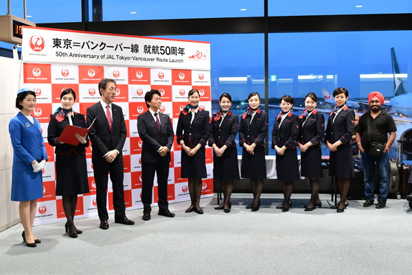 JAL、東京〜バンクーバー線開設50周年祝う 「JAL JETS」が花 