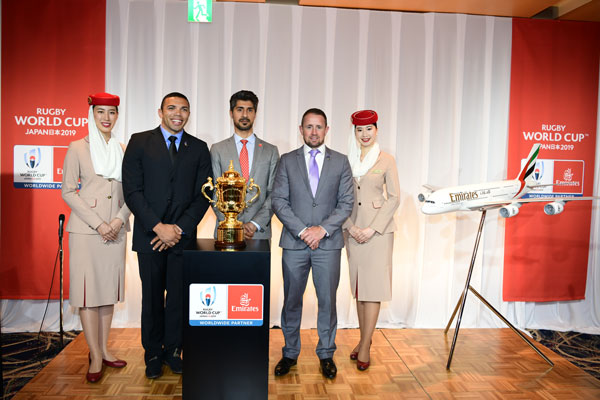 エミレーツ航空、ラグビーW杯の優勝トロフィーを輸送 元代表選手が都内