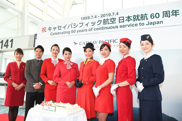 キャセイパシフィック航空、日本就航60周年 歴代制服着たCAが華を