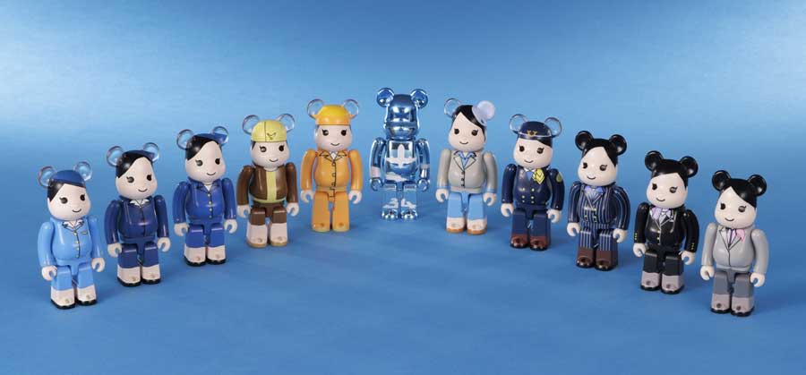 ANA創立70周年で「BE@RBRICK」歴代制服コレクションを限定発売 