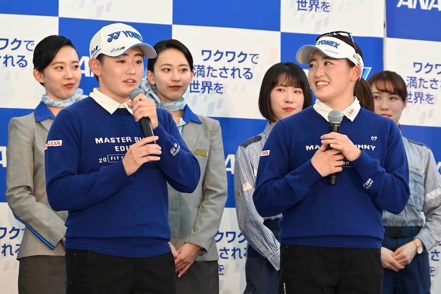 Golfers Aya and Chire Iwai at the press conference