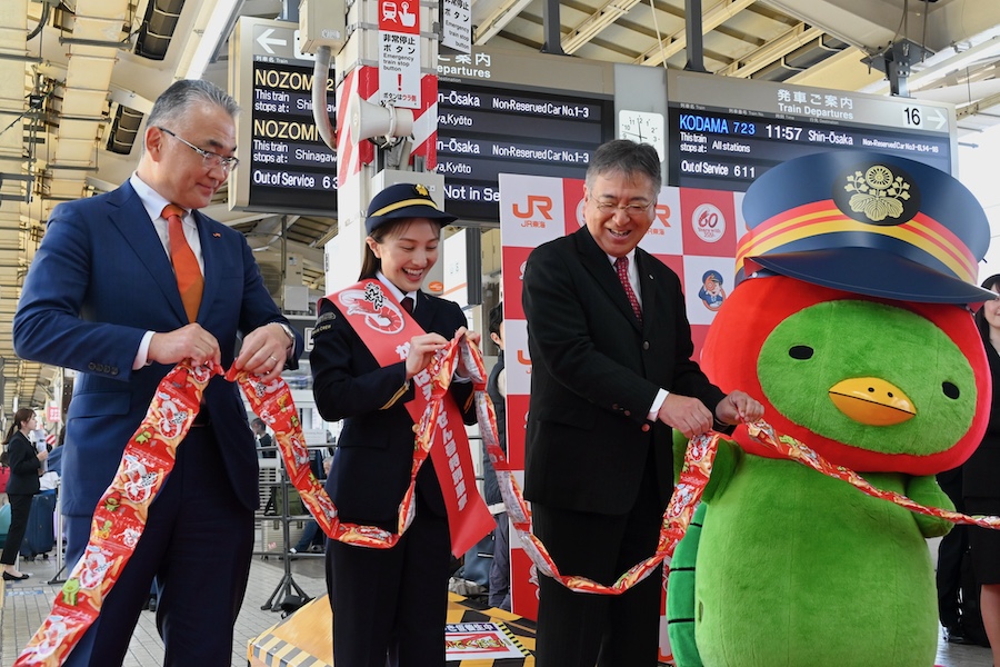 Tokaido Shinkansen Collaborates with ‘Kappa Ebisen’ Snack for 60th Anniversary, Featuring Hidden Shrimp Decorations on Station Signs