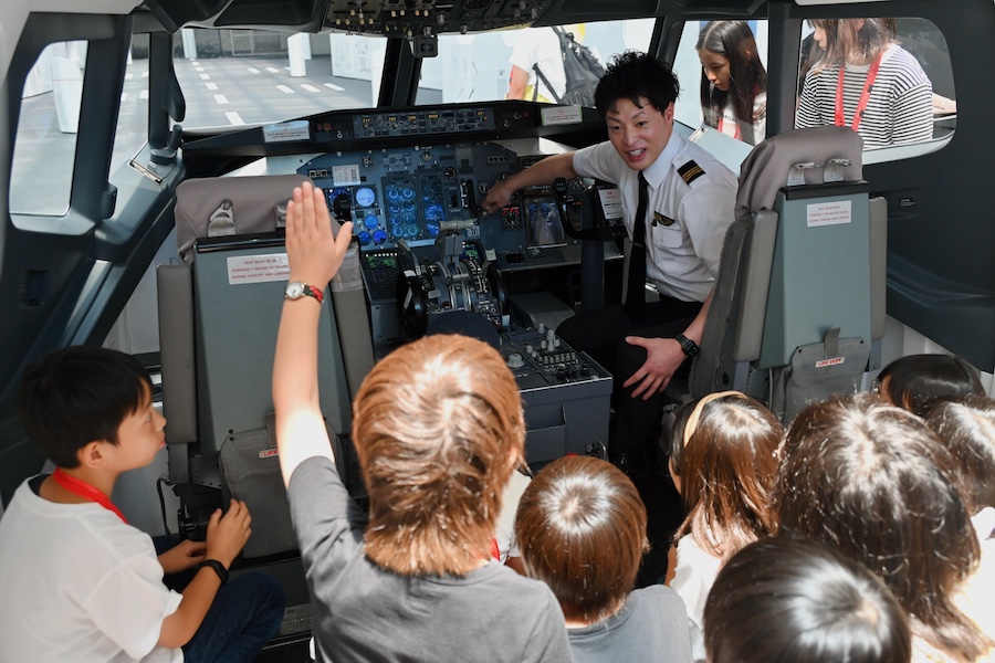 JAL Hosts Workshop for Elementary School Students: Envisioning a Kinder Future of Travel