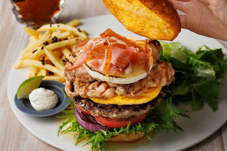 Courtyard by Marriott Shin-Osaka Station Sells ‘TORIO OF MEATS & FRENCH TOAST BURGER’ from September 1st to November 30th