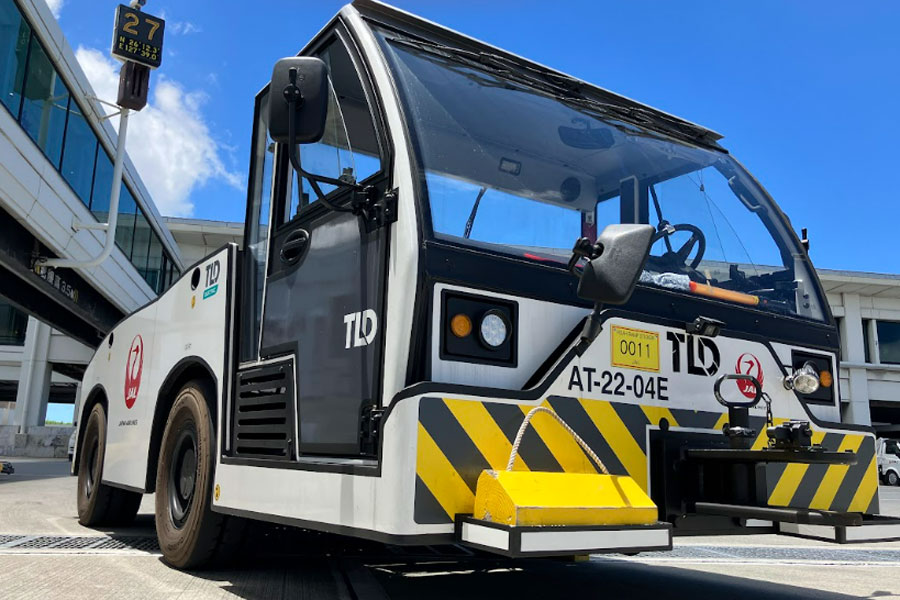 JAL Introduces Electric Towing Car at Naha Airport, a First for Domestic Airlines