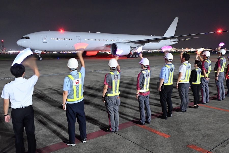 JAL’s First Boeing 777-300ER to Be Retired Leaves Japan for Roswell, USA in White Livery