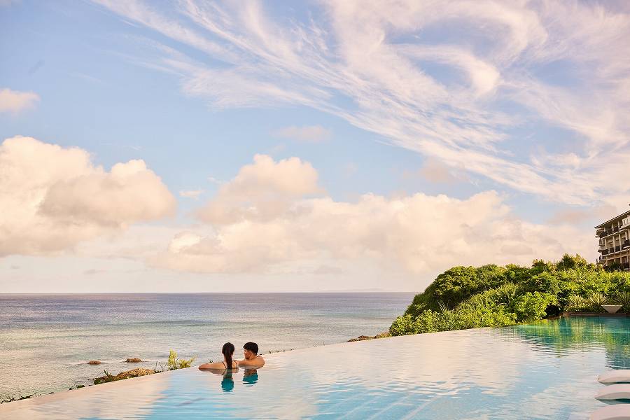 Halekulani Okinawa Opens its Outdoor Heated Pool for a Limited Time During Winter