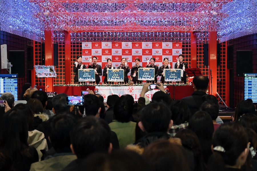 JAL’s Bellstars Flight Attendants Hold a Grand Finale Christmas Performance at Haneda, Concluding the 30th Anniversary